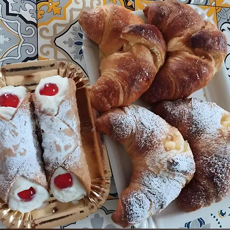 Feluchia Tra Il Mare E Il Vulcano